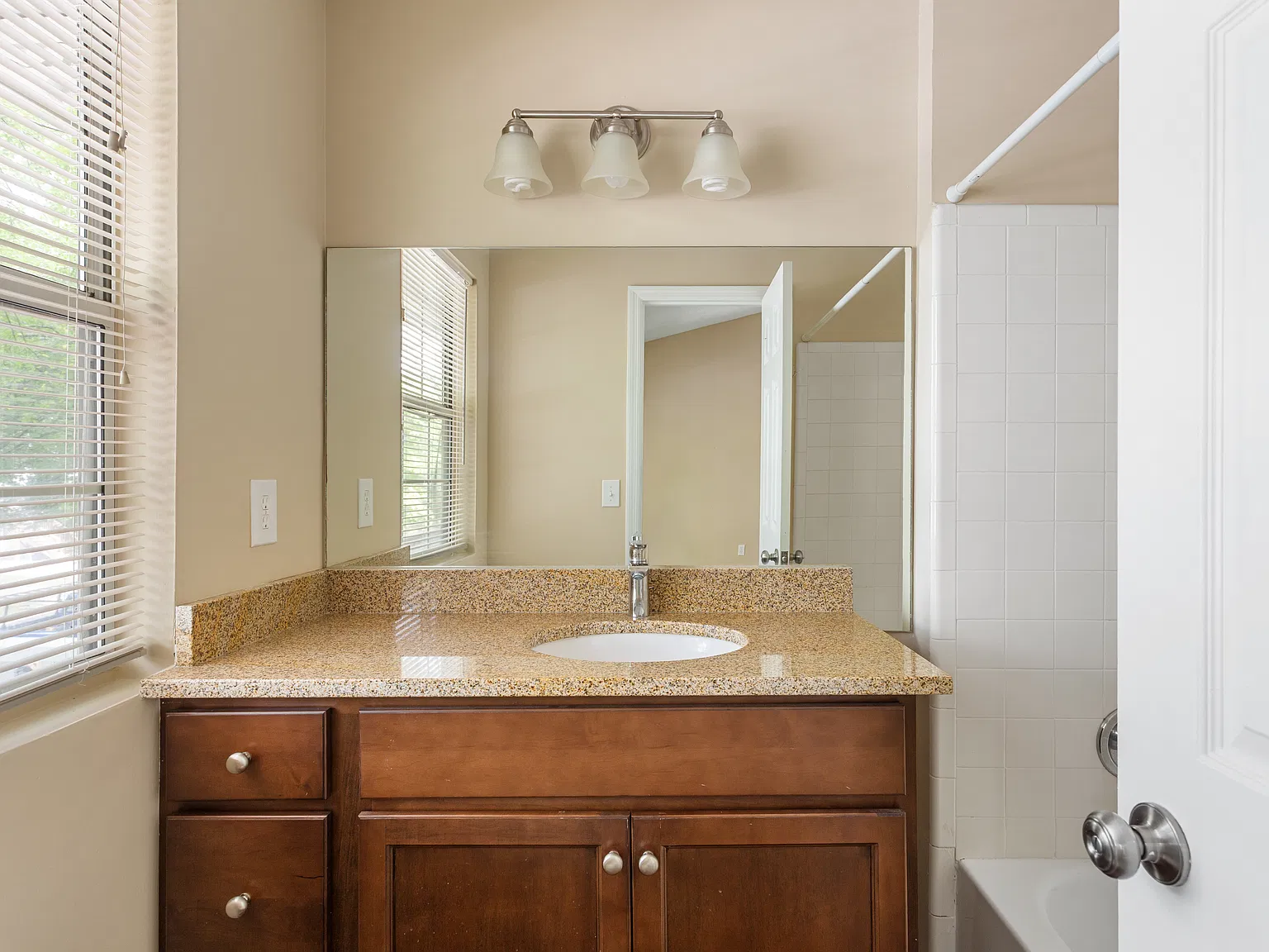 2 bed, 2.5 bath, 1280 sqft, $1,800 — Photo 4