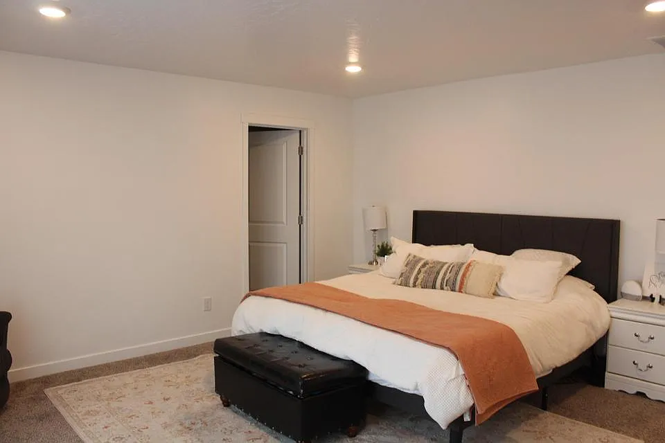 3 bed, 2.5 bath, 1900 sqft, $2,400 — Photo 3