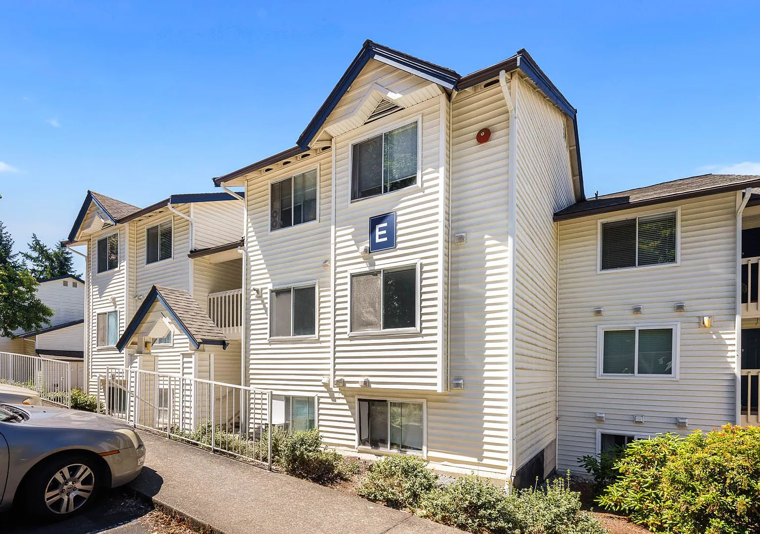 Prime Location Near Lake Washington Updated 2 Bedroom Condo! — Photo 1