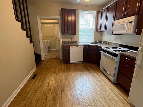 Fully Equipped Eat In Kitchen with Gas Range/Oven, Microwave, Dishwasher, Refrigerator, ceiling fan