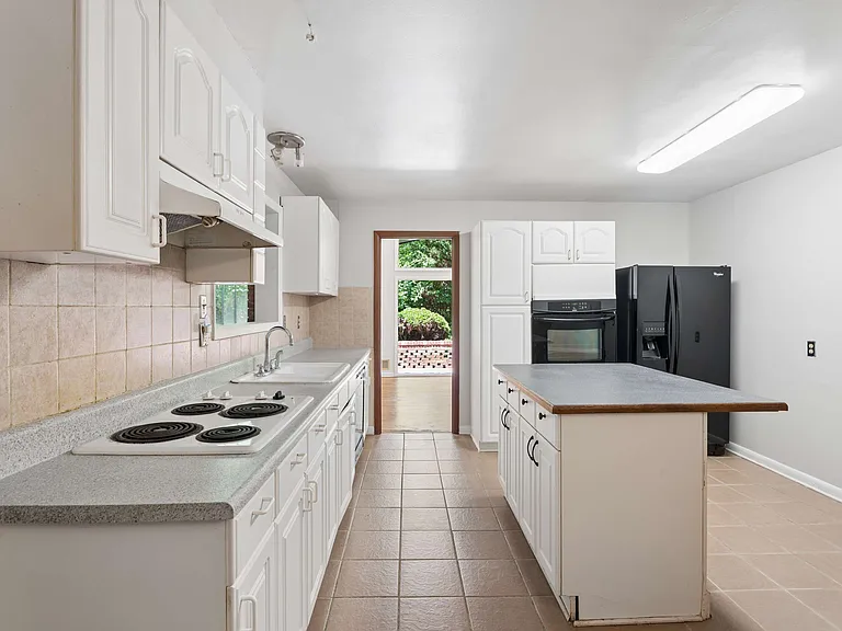 3543 Cloudland Dr — Photo 10