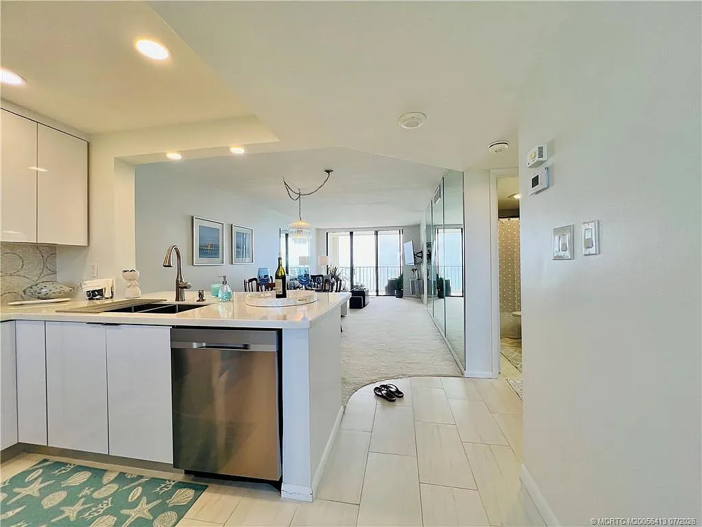 2 bed, 2.0 bath, 1053 sqft, $3,800 — Photo 3