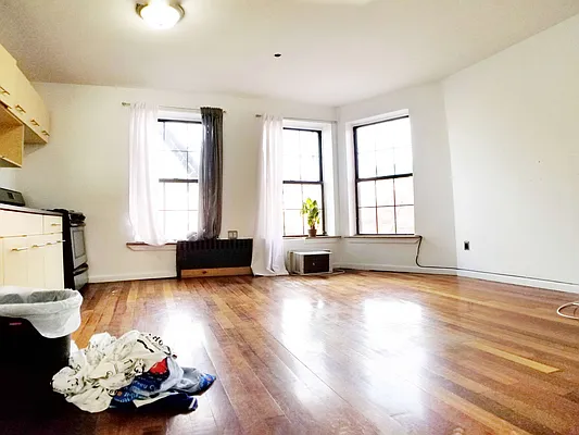 Rented by Rentall Group Inc | media 10