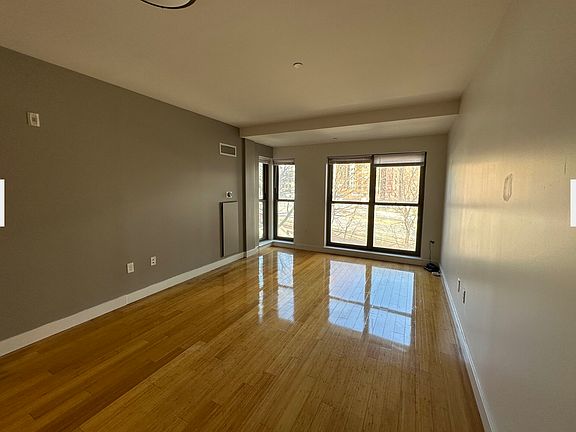 2nd image of 1085 Boylston St #105