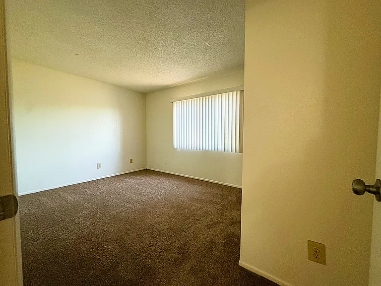 5208 W Calavar Rd — Photo 28