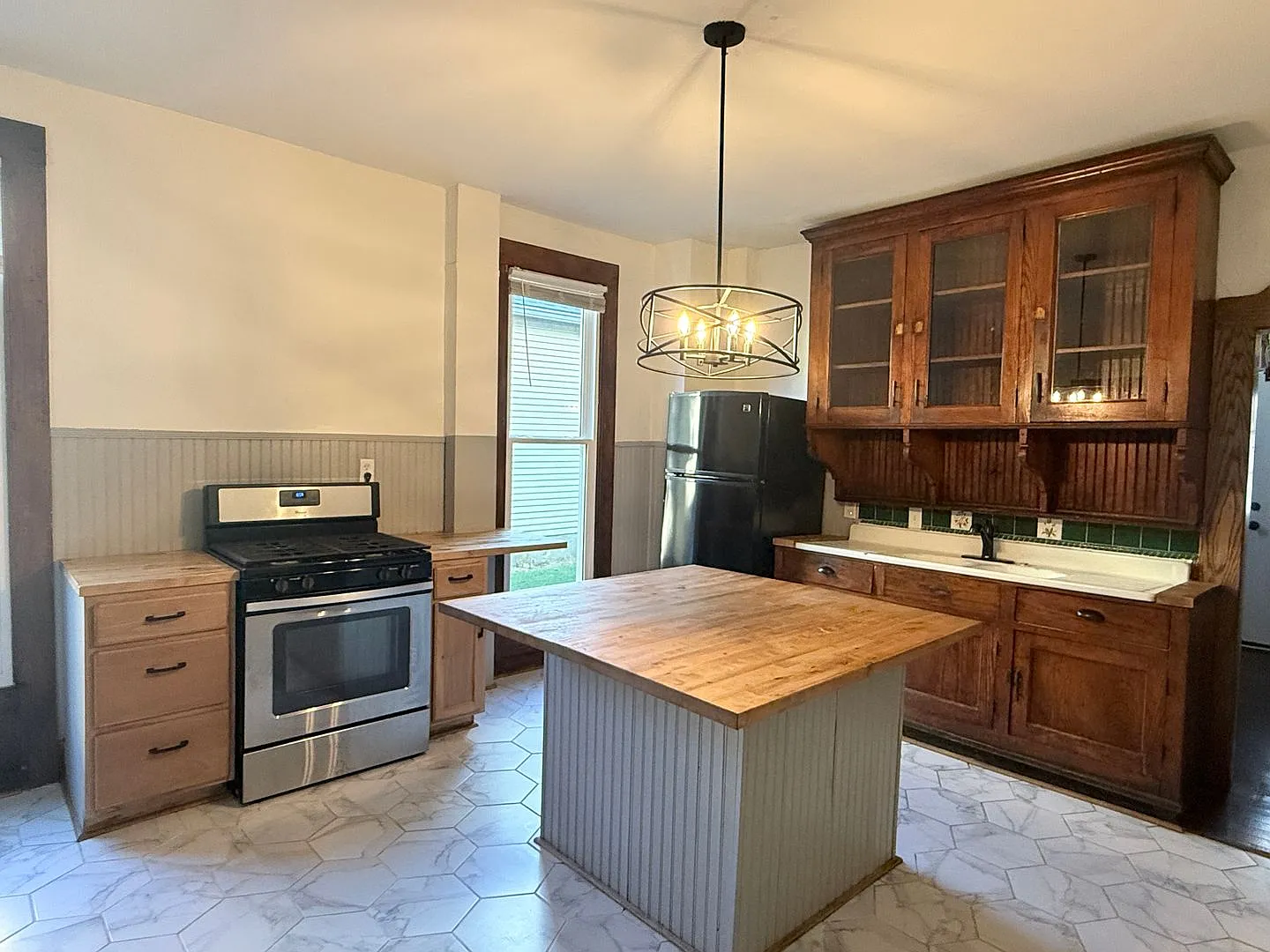 Spacious 4 bed / 1.5 bath home — Photo 4