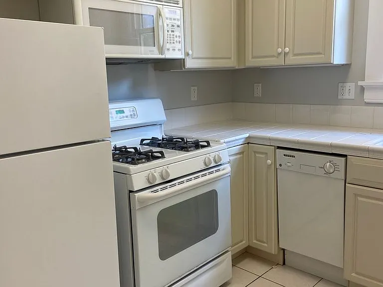 Union-Hyde Apts — Photo 12