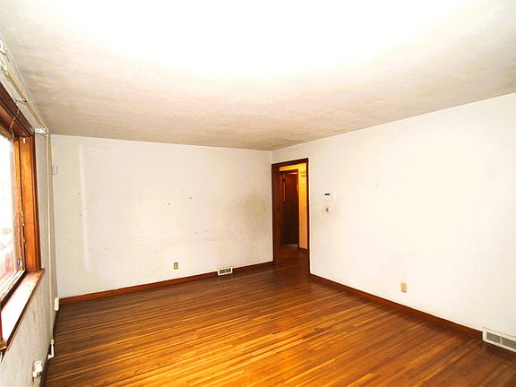 4th image of 381 McNaughton St