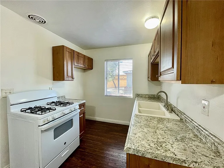 935 E Route 66 — Photo 5