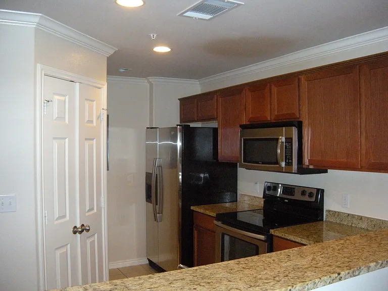 305 E 31st St #4 — Photo 5