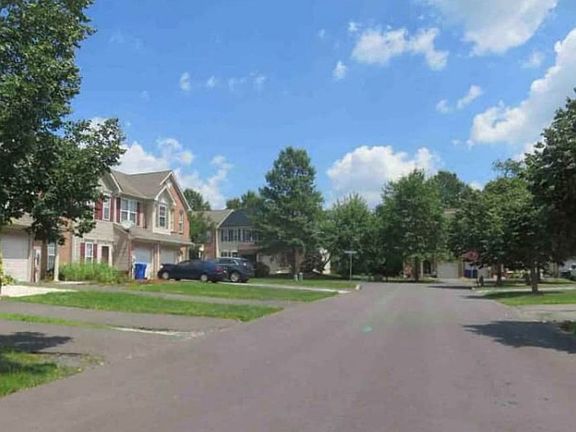 Exterior Neighborhood (street photo)