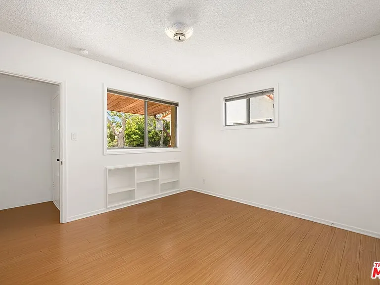 256 S La Peer Dr — Photo 12