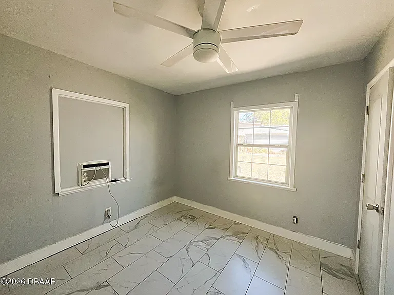 318 Hobart Ave — Photo 4