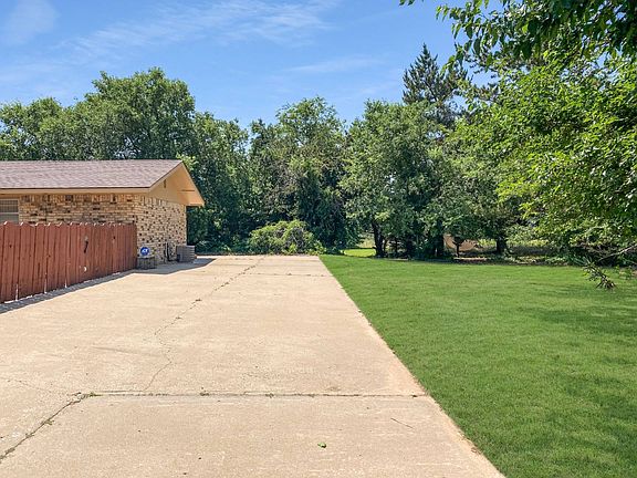 3rd image of 44884 Woodlake Dr