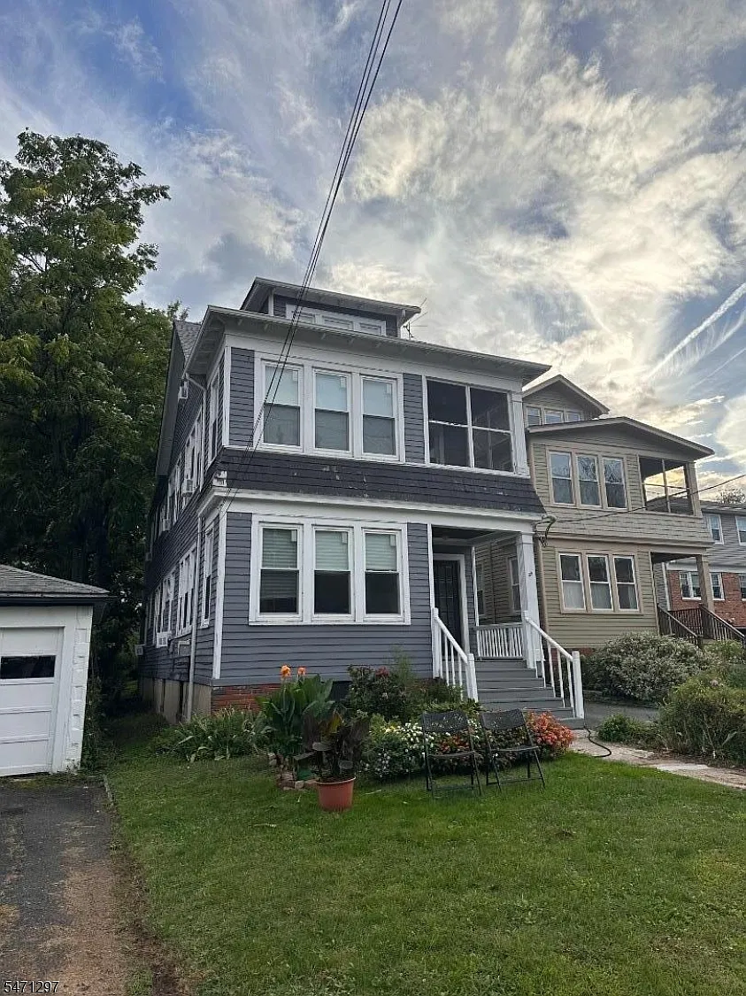 2 bed, 1.0 bath, $2,400 — Photo 1