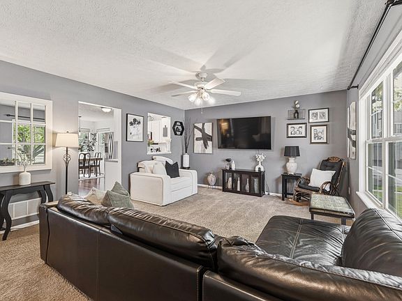 3rd image of 303 Moss Ct