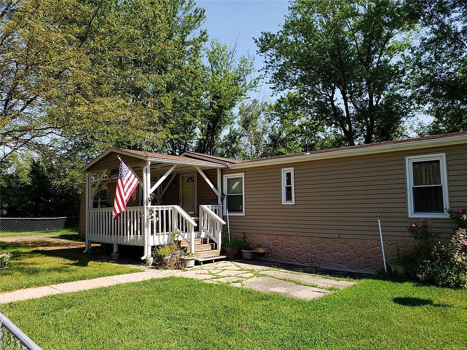 Welcome home to 3250 Ervin Dr, Wentzville MO 63385