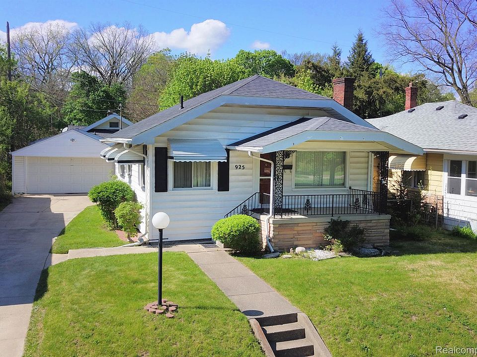 1st image of 925 E Wellington Ave