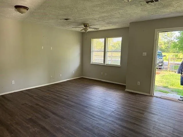 1208 Glendale St — Photo 4
