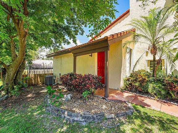 3rd image of 2810 Sand Pines Court