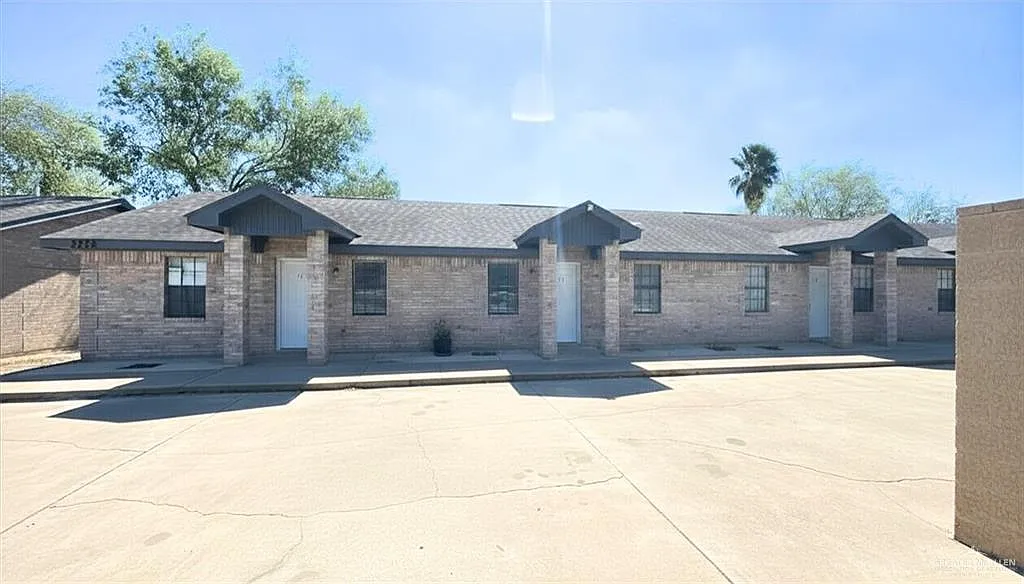 2 bed, 1.0 bath, 840 sqft, $599 — Photo 2
