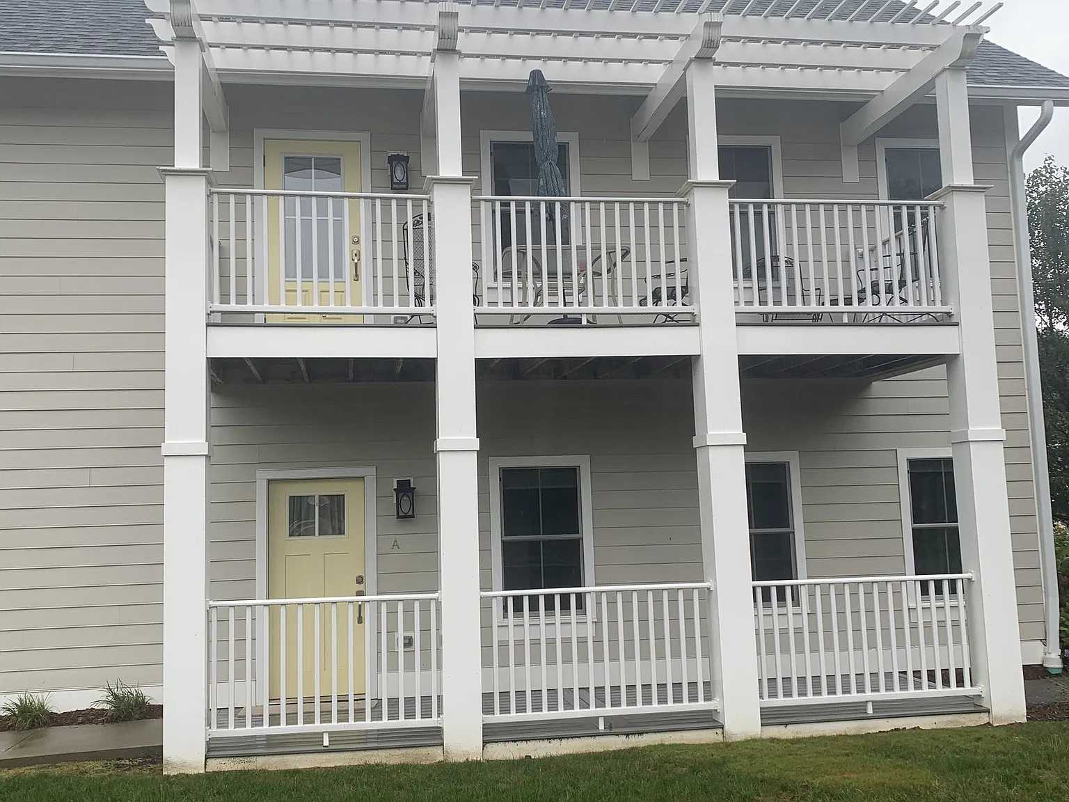 502 Edgewater Cir — Photo 1