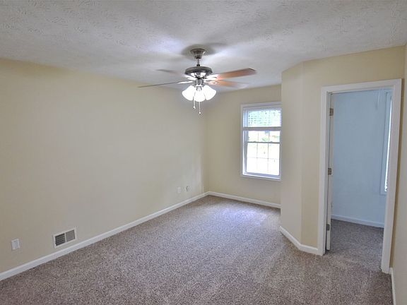 4th image of 902 Highland Ter NE