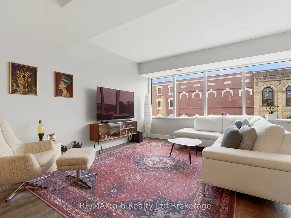 391 Dundas St #3