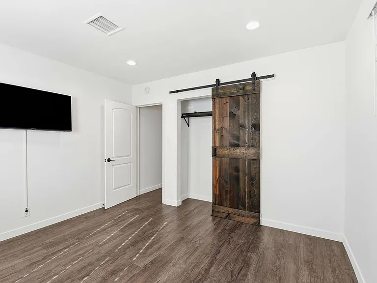 17055 Gault St #17055 — Photo 2