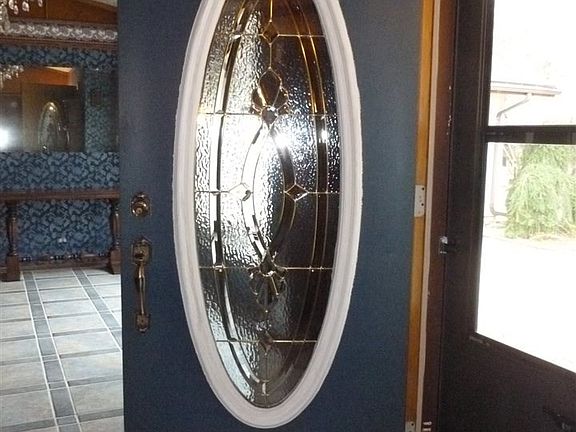 Leaded entry DR leads to foyer