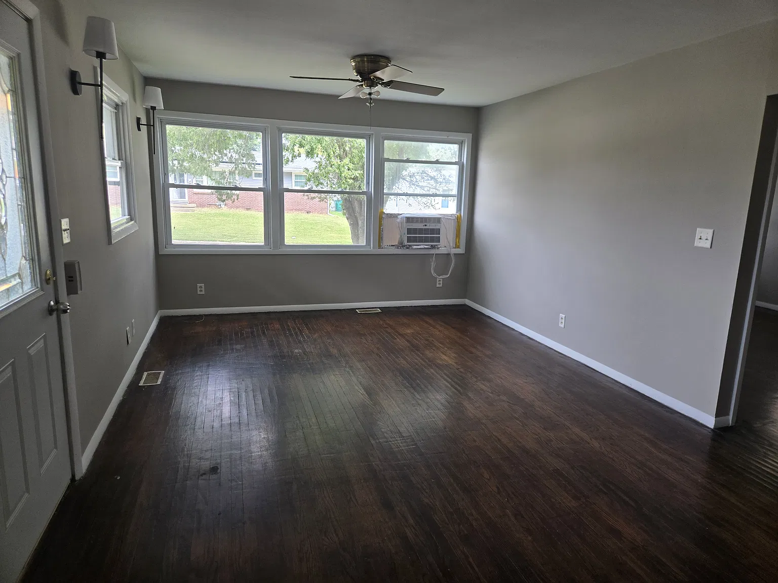3 bed, 884 sqft, $1,300 — Photo 2