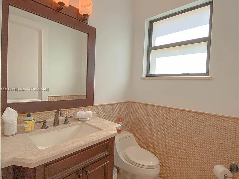 2561 Trapp Ave — Photo 10