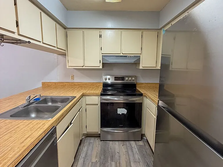 2735 SW 35th Pl #201 — Photo 4