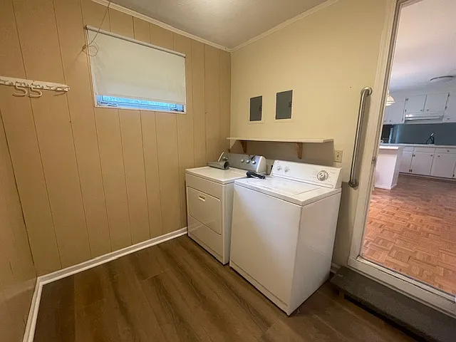 large laundry room off kitchen breakfast area