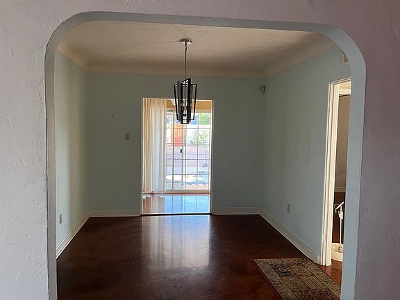 Dining room - looking towards small "sunroom" area