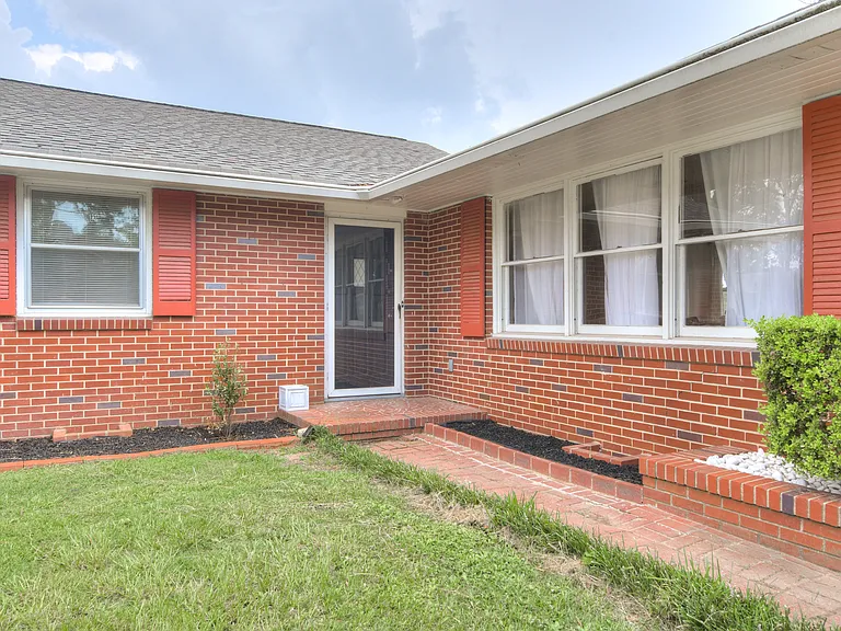 822 W Woodlawn Ave — Photo 3