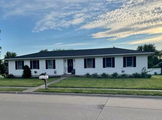 6610 Hillandale Rd, Davenport, IA 52806