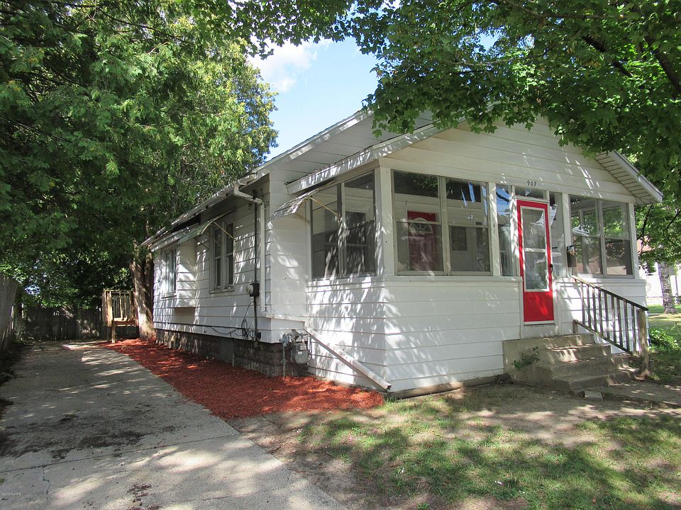 1st image of 907 Spencer St NE
