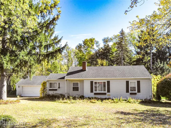 1428 N Pontiac Trl, Walled Lake, MI 48390