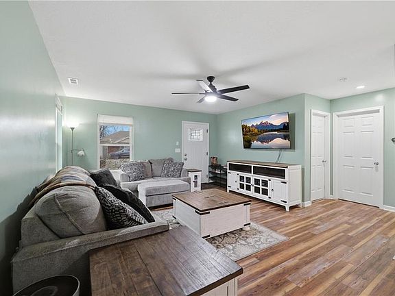 3rd image of 303 W Broadway St