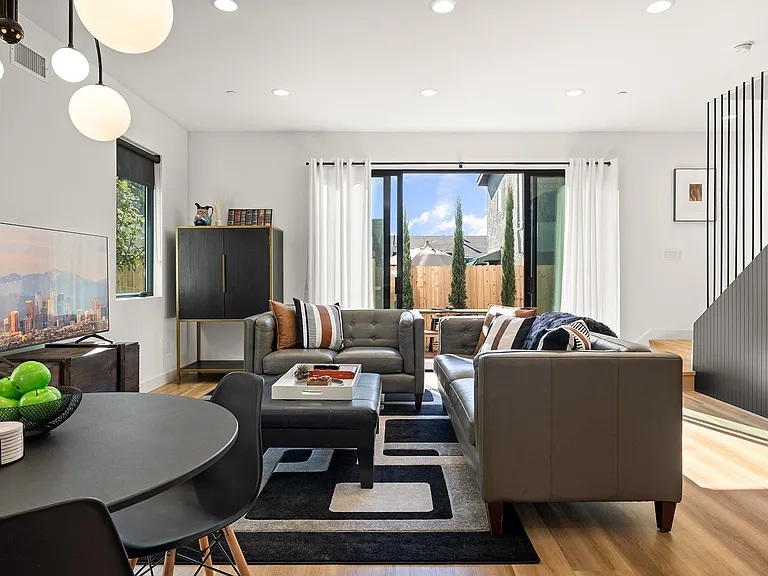 1916 W Ct — Photo 12