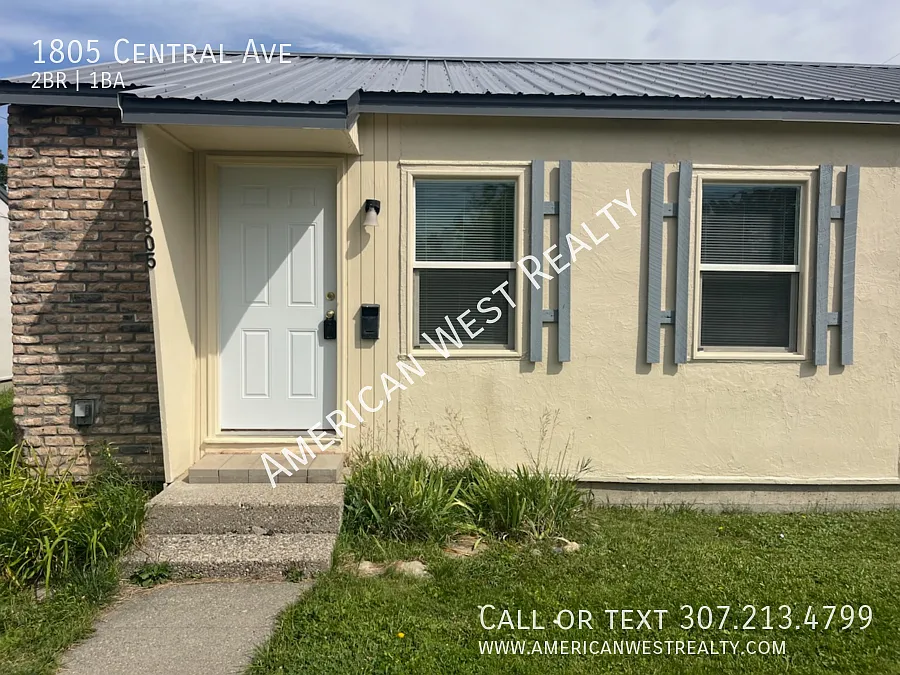 Renovated 2bed/1bath apartment — Photo 1