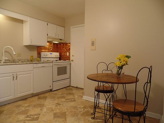 4th image of 2411 Ogden Ave APT 3