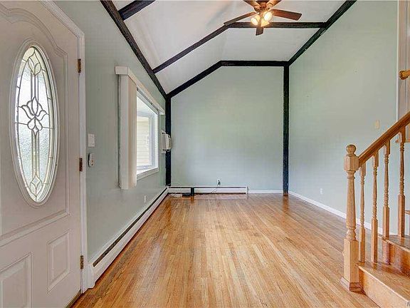 3rd image of 10 Meadowbrook Dr