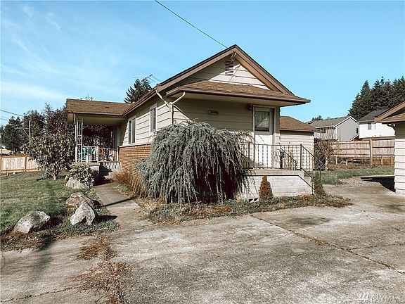 This large, level lot has plentiful parking. 