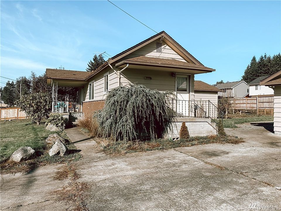 This large, level lot has plentiful parking. 