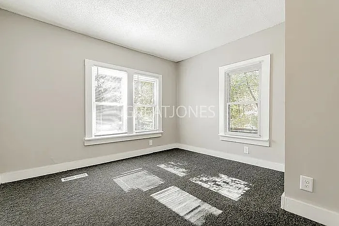 3 bed, 1.0 bath, 979 sqft, $1,022 — Photo 3