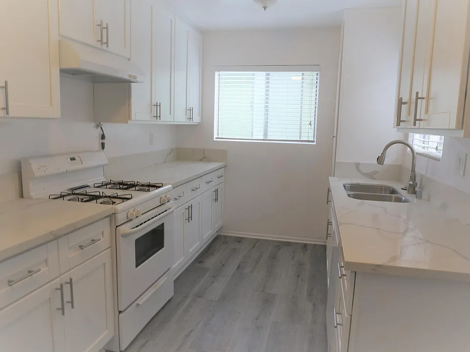 Kitchen - ample cabinets