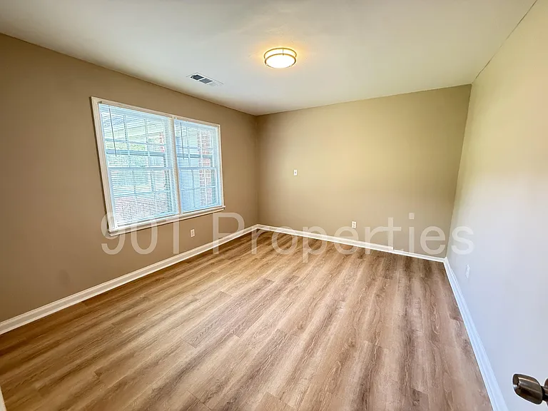 814 Colonial Rd — Photo 13
