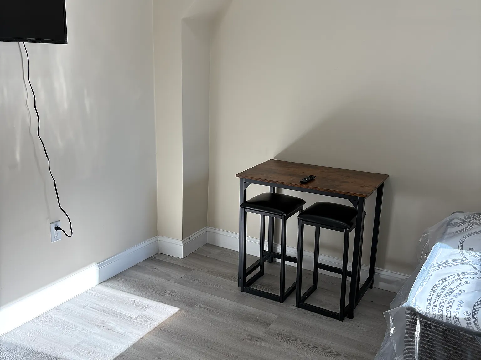 1032 Grove St — Photo 2